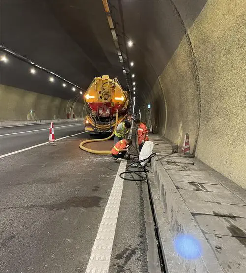 呼伦贝尔隧道排水渠清淤